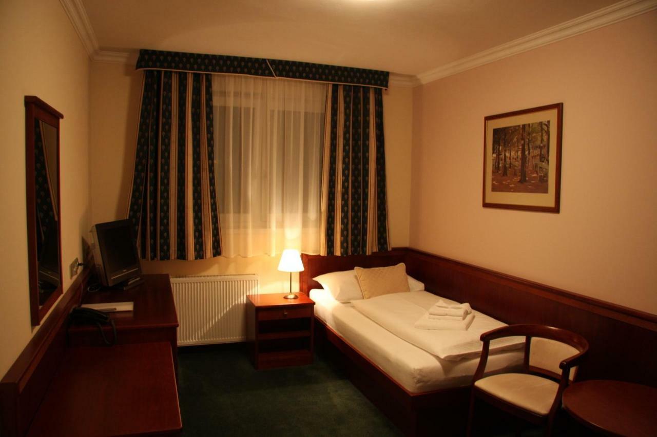 Hotel Komorni Hurka à Egra  Extérieur photo